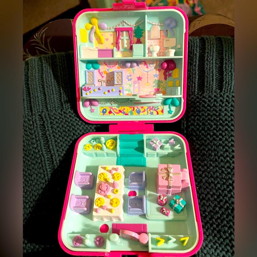 Polly Pocket 1989 pink Partytime Surprise compact